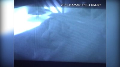 O marido filma a mulher a foder o vizinho e descobre que ele é um cornudo