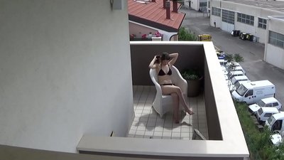 Espiar o meu jovem colega de quarto a masturbar-se na varanda