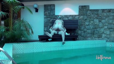 Chefe convida criada para a piscina, mas não conseguiu resistir a um