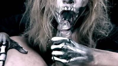 Rapariga demoníaca a chupar pilas com a sua boca negra e a engolir esperma.
