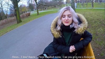 Engole o esperma quente de um estranho por dinheiro - broche no parque por Eva Elfie