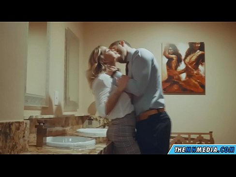 ❤️ Quando uma loira peituda o seduz numa casa de banho pública ❤ Porno real vídeo em nós pt.com-porn-mz.ru ❤